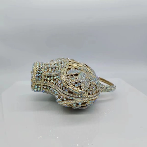 Dettaglio macro della borsa clutch di lusso a forma di teiera con strass e finiture dorate
