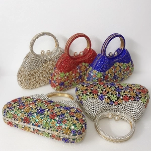 Pochette de soirée élégante en strass avec motifs floraux et poignée anneau métal