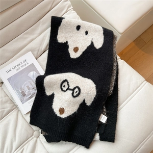 Dettaglio della sciarpa in maglia spessa con simpatico motivo a cartone animato bianco e nero