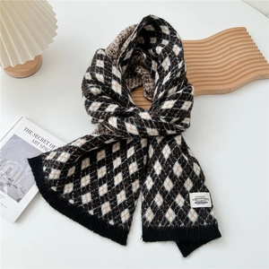 Détails de l'écharpe en tricot à losanges noir et blanc avec texture tissée premium