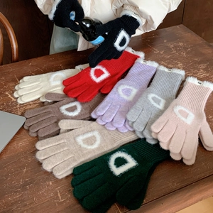 Détails de gants en tricot colorés avec écusson lettre D en huit teintes hivernales