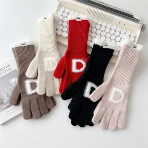Gants d'hiver en tricot pour femmes en cinq couleurs avec bordure peluche et lettre D