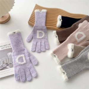 Gants en tricot tactiles avec bordure en peluche et patch lettre D en plusieurs couleurs