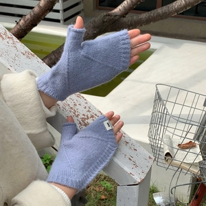 Détail de mitaines en tricot lavande avec texture mohair douce et coutures en V