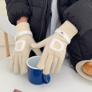 Gants en tricot beige avec détail de lettre D en peluche et poignets en polaire douce