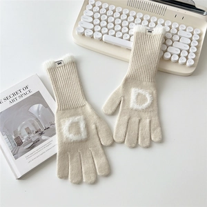 Gants en tricot crème avec bordure en peluche blanche et détail de lettre D brodée