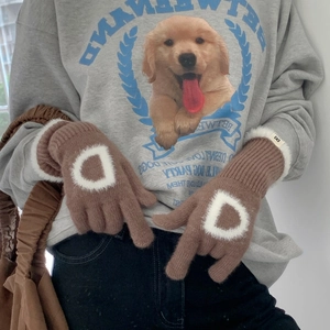 Gants en tricot marron avec lettre D en peluche blanche et revers en fausse fourrure