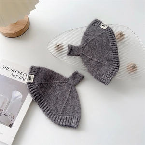 Texture détaillée de gants en tricot gris foncé avec tissu en mohair doux et poignets côtelés
