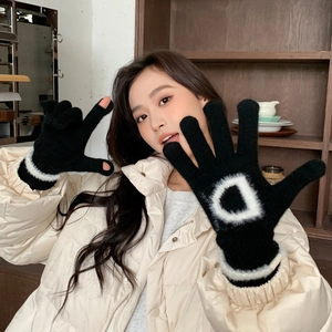 Détail de gants en tricot tactiles avec lettre D contrastée et doigts découverts