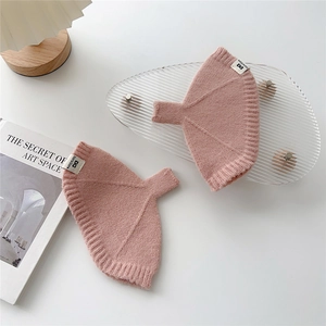 Détail de mitaines en tricot rose avec texture douce et poignets à bords-côtes