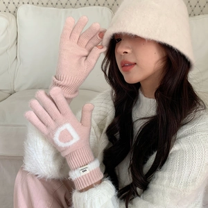 Gants roses en tricot pour écran tactile avec lettre D en peluche et fentes aux doigts