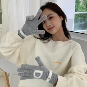 Détails des gants en tricot gris avec ouvertures aux doigts pour l'usage du smartphone