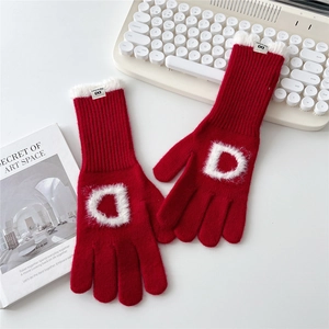 Gants en tricot rouges avec lettre D en peluche blanche et poignets côtelés en détail