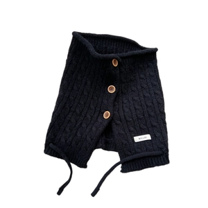 Knitted turtleneck collar with wood buttons and drawstring in black cable knit pattern