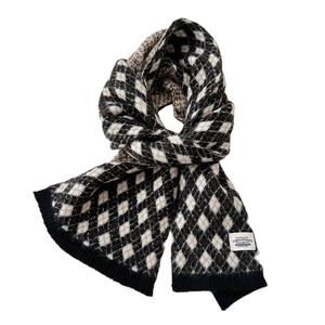 Écharpe épaisse en maille à carreaux noir blanc marron avec une étiquette de marque
