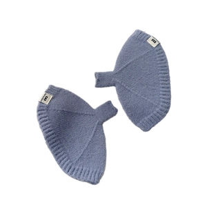 Mitaines longues en tricot bleu gris avec poignets évasés et texture côtelée douce