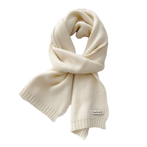 Knitted cashmere scarf in creamy white with ribbed ends and decorative label