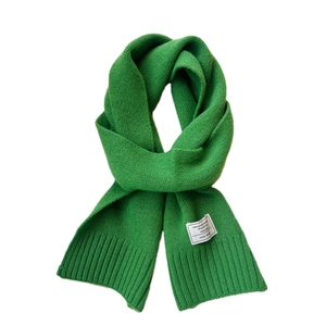 Lebhafter grüner Strickschal aus 100% Wolle mit Rippstrickenden und gewebtem Etikett