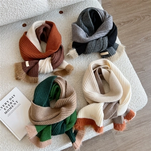 Écharpes en maille rayée chic avec bordure en fausse fourrure sur fond pelucheux