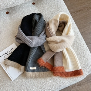 Écharpe chic en tricot côtelé tricolore pour l'hiver avec bordure pelucheuse et étiquette