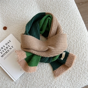 Détail de la maille d'une écharpe tricolore en vert foncé, émeraude et kaki avec peluche
