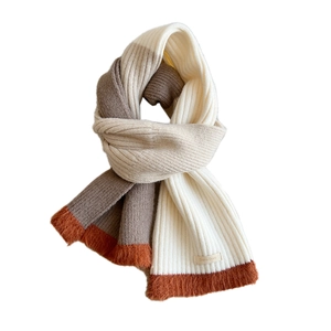 Écharpe en tricot côtelé tricolore crème, taupe et caramel avec bords en fausse fourrure