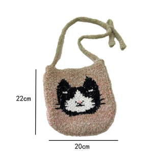 Vue détaillée du sac à bandoulière chat tricoté main montrant les dimensions 22x20cm