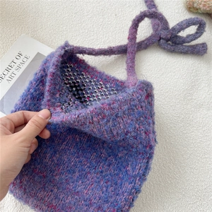 Détail du sac tricoté bleu-violet montrant la doublure intérieure à carreaux noir et blanc