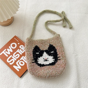 Détail du tricot et du motif de chat sur ce sac bandoulière rose et gris