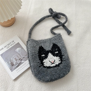 Gros plan du sac bandoulière gris tricoté avec motif de chat noir et blanc mignon