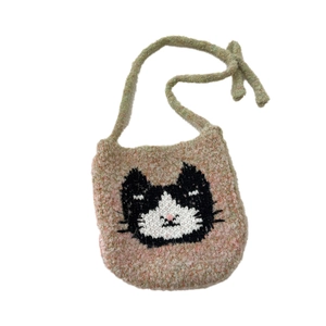 Sac bandoulière en maille bouclée rose avec motif de chat et longue bandoulière souple