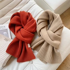 Sciarpe in maglia di lana spessa arancione mattone e beige con etichette 100% lana