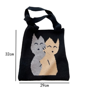 Détail du sac cabas en tricot noir avec motifs de chats et dimensions du produit
