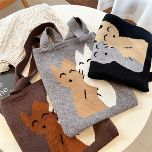 Trois sacs cabas en tricot avec motif chat mignon en marron, gris et noir