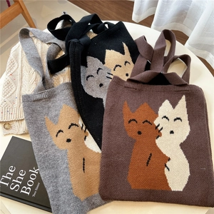 Détail de trois sacs cabas tricotés avec motif jacquard chat en gris noir et brun