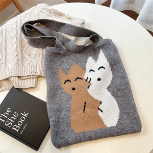 Détail du sac cabas en maille grise avec motif jacquard de chats mignons enlacés