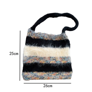 Détail du sac à bandoulière en tricot rayé avec dimensions de 25cm par 26cm