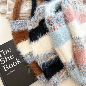 Gros plan d'un sac cabas en maille rayée avec texture mohair douce et blocs de couleurs