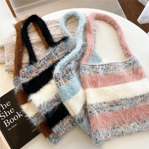 Sac fourre-tout en tricot rayé à texture pelucheuse avec large bandoulière