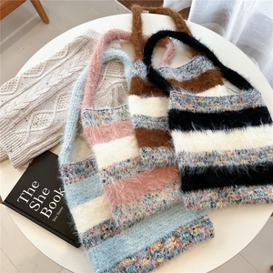 Sacs fourre-tout en tricot rayés et duveteux en plusieurs couleurs pour l'automne