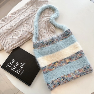 Gros plan détaillé d'un sac cabas en maille rayée avec texture douce en mohair poilu