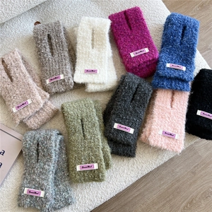 Einfarbige Wollstrick-Handschuhe in verschiedenen Farben mit weicher, flauschiger Textur