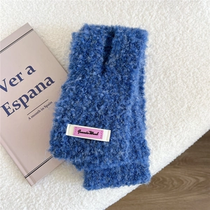 Detailansicht der dunkelblauen Strickwolle mit dem Textil-Etikett von Jennie Wool