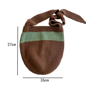 Close-up of a striped knit shoulder bag with knot detail and 27x26cm size markings