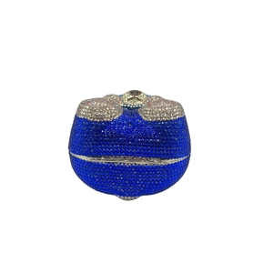 Gros plan des cristaux bleus et champagne étincelants sur ce sac de soirée luxe