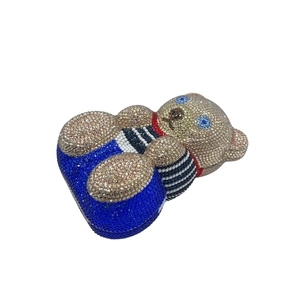 Gros plan détaillé d'une pochette ours en peluche sertie de cristaux bleus et argentés