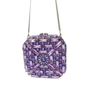 Détail de la pochette en cristal violet avec motif géométrique radial et fleur centrale
