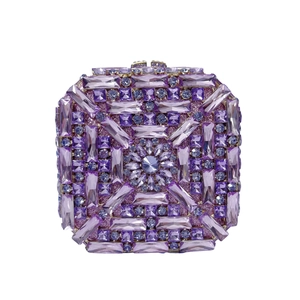 Détail de la pochette en cristal lavande avec strass et fermoir doré élégant