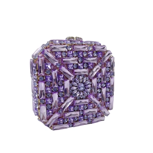 Détail de la pochette en cristal violet avec motif floral radial et fermoir argenté