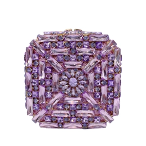 Détail d'une pochette carrée en cristal violet aux motifs géométriques et strass floraux